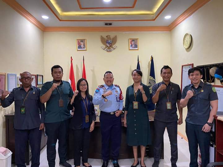 Momen foto bersama Karutan Kotamobagu Setyo Prabowo (tengah) bersama para Hakim Wasmat di ruang kerja Kepala Rutan Kotamobagu, Selasa 28 Februari 2023. (foto.Wahyudy Paputungan/bolmong.news)