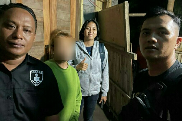 Terkait Video Penculikan Anak di Desa Warembungan, Polisi Pastikan Hoax. Terduga pelaku pembuat video (blur) bersama tim Resmob Polresta Manado, Kamis (2/2/2023). Foto: Dok/Humas Polda Sulut.