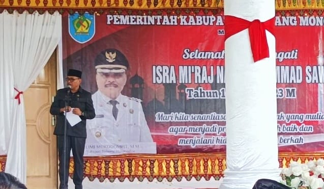 Penjabat Bupati Limi Mokodompit saat menyampaikan sambutan pemerintah daerah di acara Peringatan Isra Miraj 1444 Hijriah, bertempat di rumah dinas Bupati Bolmong, Lolak, Rabu 22 Februari 2023. (foto. Dinas Kominfo Bolmong)