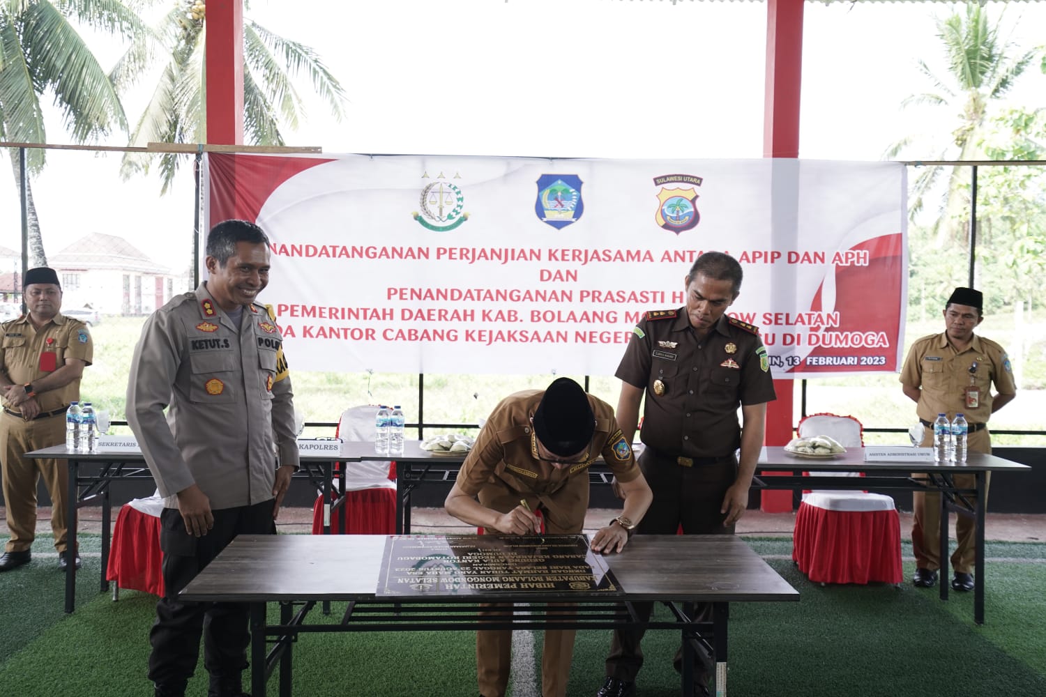 Pemkab Bolsel bersama Kejaksaan Negeri Kotamobagu dan Polres Bolsel menandatangani kerjasama, Senin (13/2/2023). Foto; Wawan Dentaw/Bolmong.News