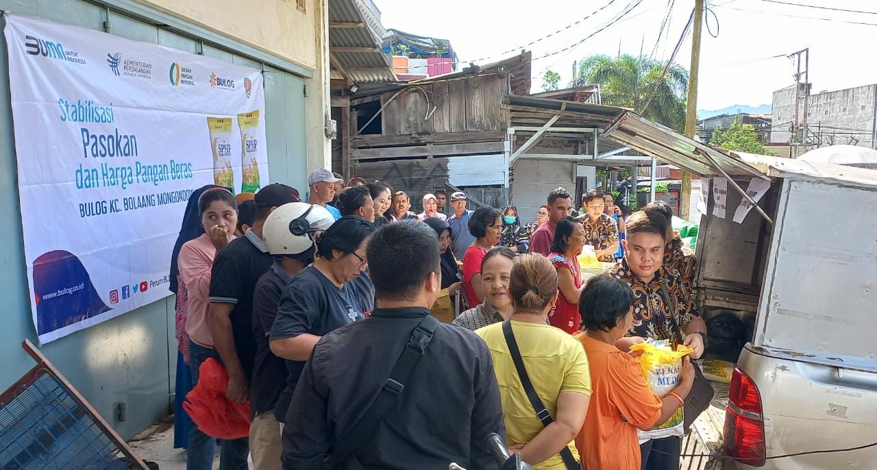 Operasi Pasar murah yang digelar di Pasar 23 Maret Kotamobagu, Senin (13/2/2023). Foto: Miranty Manangin/Bolmong.News