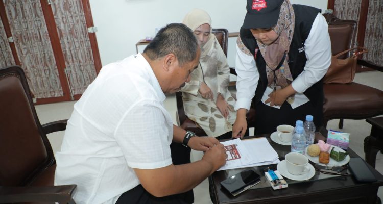 Pantarlih TPS 15 Kelurahan Selawan Kecamatan Kota Kisaran Timur melakukan coklit data pemilu kepada Wakil Bupati Asahan Taufik Zainal Abidin Siregar beserta keluarga, di Rumah Dinas Wakil Bupati Asahan di Kelurahan Mekar Baru Kecamatan Kota Kisaran Barat, Rabu (22/02/2023). Foto: Anggi Lubis.