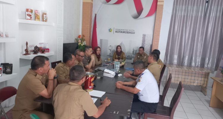 Assisten Bidang Ekonomi Pembangunan Setda Kota Kotamobagu Sitti Rafiqa Bora bersama sejumlah pimpinan SKPD Pemkot Kotambagu saat menggelar rapat persiapan pelaksanaan Pasar Senggol menjelang perayaan Idul Fitri 1444 Hijriah, Senin (27/2/2023). Foto: Miranty Manangin.