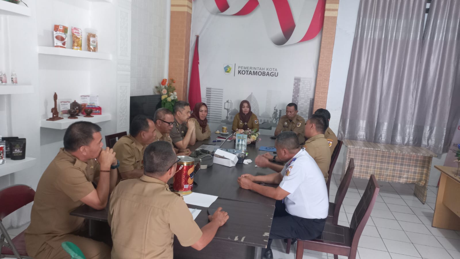 Assisten Bidang Ekonomi Pembangunan Setda Kota Kotamobagu Sitti Rafiqa Bora bersama sejumlah pimpinan SKPD Pemkot Kotambagu saat menggelar rapat persiapan pelaksanaan Pasar Senggol menjelang perayaan Idul Fitri 1444 Hijriah, Senin (27/2/2023). Foto: Miranty Manangin.