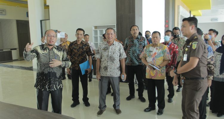 Sekda Kabupaten Asahan John Hardi Nasution, didampingi Asisten Perekonomian dan Pembangunan meninjau proyek pembangunan MPP Kabupaten Asahan, Kamis (16/02/2023). Foto: Anggi Lubis/Bolmong.News