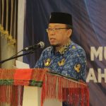 Sekda Asahan John Hardi Nasution saat memberikan sambutan pada Muscab DPC Peradi Asahan-Tanjung Balai-Batu Bara Tahun 2023 di Aula Hotel Marina Kisaran, Jum’at (17/02/2023). Foto: Anggi Lubis.