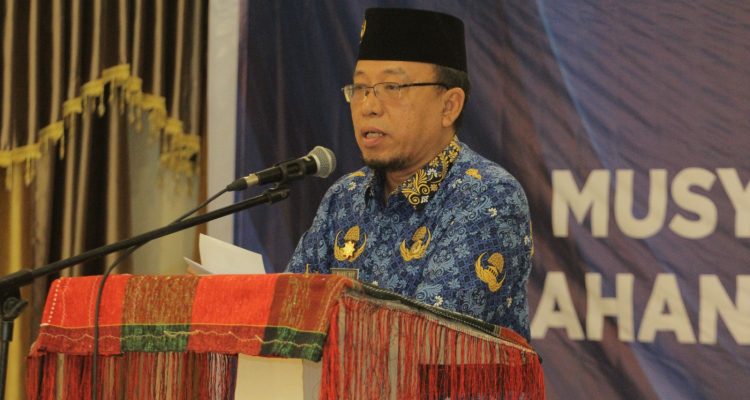 Sekda Asahan John Hardi Nasution saat memberikan sambutan pada Muscab DPC Peradi Asahan-Tanjung Balai-Batu Bara Tahun 2023 di Aula Hotel Marina Kisaran, Jum’at (17/02/2023). Foto: Anggi Lubis.