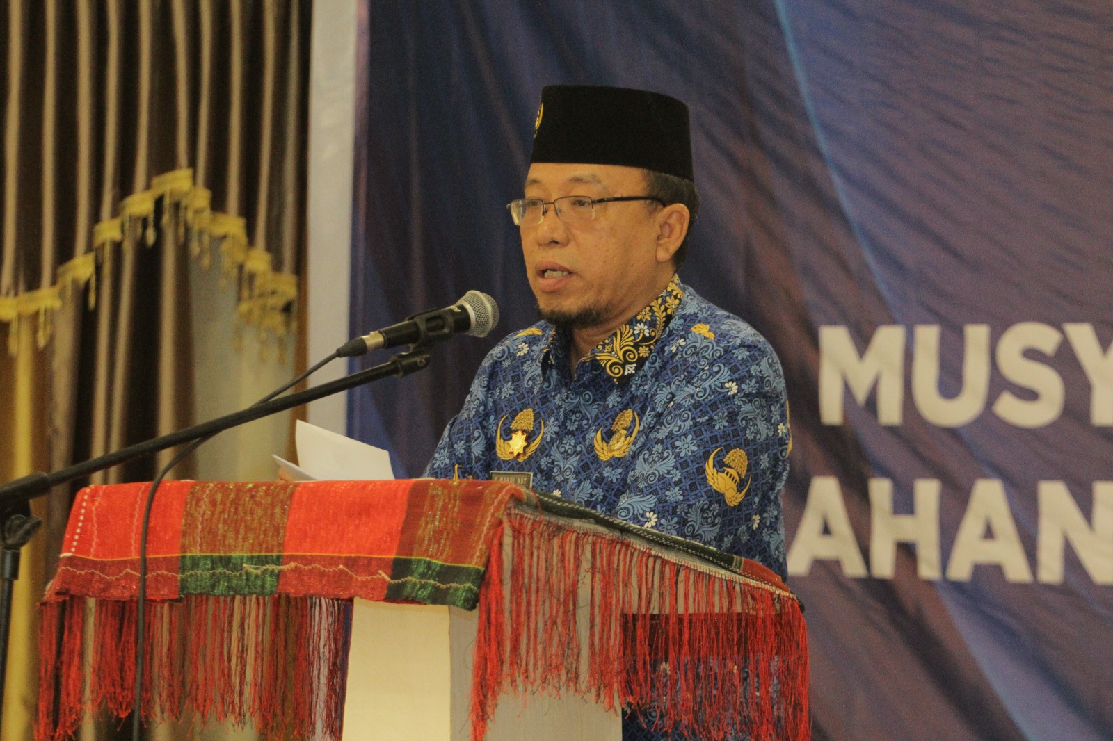 Sekda Asahan John Hardi Nasution saat memberikan sambutan pada Muscab DPC Peradi Asahan-Tanjung Balai-Batu Bara Tahun 2023 di Aula Hotel Marina Kisaran, Jum’at (17/02/2023). Foto: Anggi Lubis.