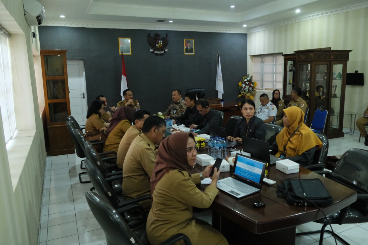 Sekretaris Daerah Kotamobagu Sofyan Mokoginta bersama sejumlah pimpinan OPD Pemkot Kotamobagu dan Kepala BPS Sulawesi Utara, di ruangan kerja Wali Kota Kotamobagu, Senin (6/2/2023). Foto: Dok/Kominfo Kotamobagu.