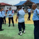 Tampak Kepala Rutan Kotamobagu Setyo Prabowo bersama jajaranya, saat mulai mematangkan persiapan kunjungan perdana Kepala Kanwil Kemenkuham Sulawesi Utara Ronald Lumbunn, di Rutan Kotamobagu. Kamis 16 Februari 2023` (foto.Ilham/Rutan Kotamobagu)