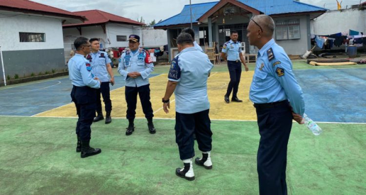 Tampak Kepala Rutan Kotamobagu Setyo Prabowo bersama jajaranya, saat mulai mematangkan persiapan kunjungan perdana Kepala Kanwil Kemenkuham Sulawesi Utara Ronald Lumbunn, di Rutan Kotamobagu. Kamis 16 Februari 2023` (foto.Ilham/Rutan Kotamobagu)