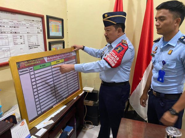 Karutan Setyo Prabowo saat melakukan pengecekan papan kontrol habis masa tahanan, di Rutan Kotamobagu, Senin 13 Februari 2023. (foto.Rutan Kotamobagu)
