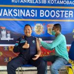 Kepala Rutan (Karutan) Kotamobagu Setyo Prabowo, saat menjadi orang yang pertama menerima vaksin booster tahap II, di aula pertemuan Rutan Kotamobagu, Kamis 23 Februari 2023. (foto.Rutan Kotamobagu)