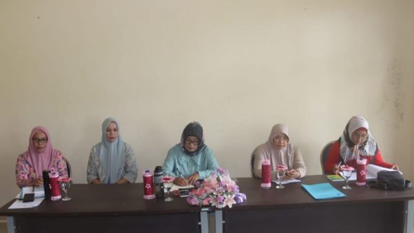 Tampak Ketua TP-PKK Bolmut Dra Hj Ainun Pontoh Talibo (tengah) saat memimpin jalannya rapat kerja di Gedung Wanita, Komplex Pantai Wisata Pinagut, Boroko Timur, Kecamatan Kaidipang, Jumat 24 Februari 2023. (foto.Muchtar L Harundja/bolmong.news)