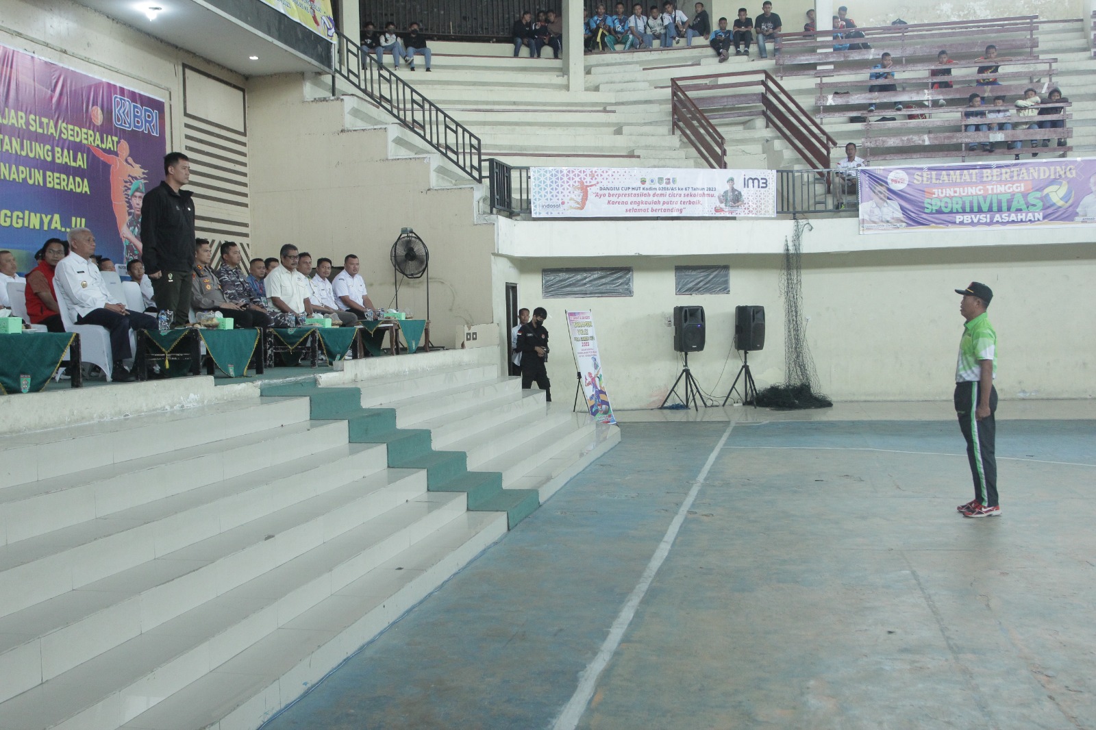 Tampak Bupati Asahan, H Surya megikuti pembukaan Turnament Bola Volly Dandim Cup I, dalam rangka HUT Kodim 0208/AS ke 67 tahun 2023 bertempat di Gedung Serba Guna, Rabu (23/2/2023). Foto: Anggi Lubis/Bolmong.News