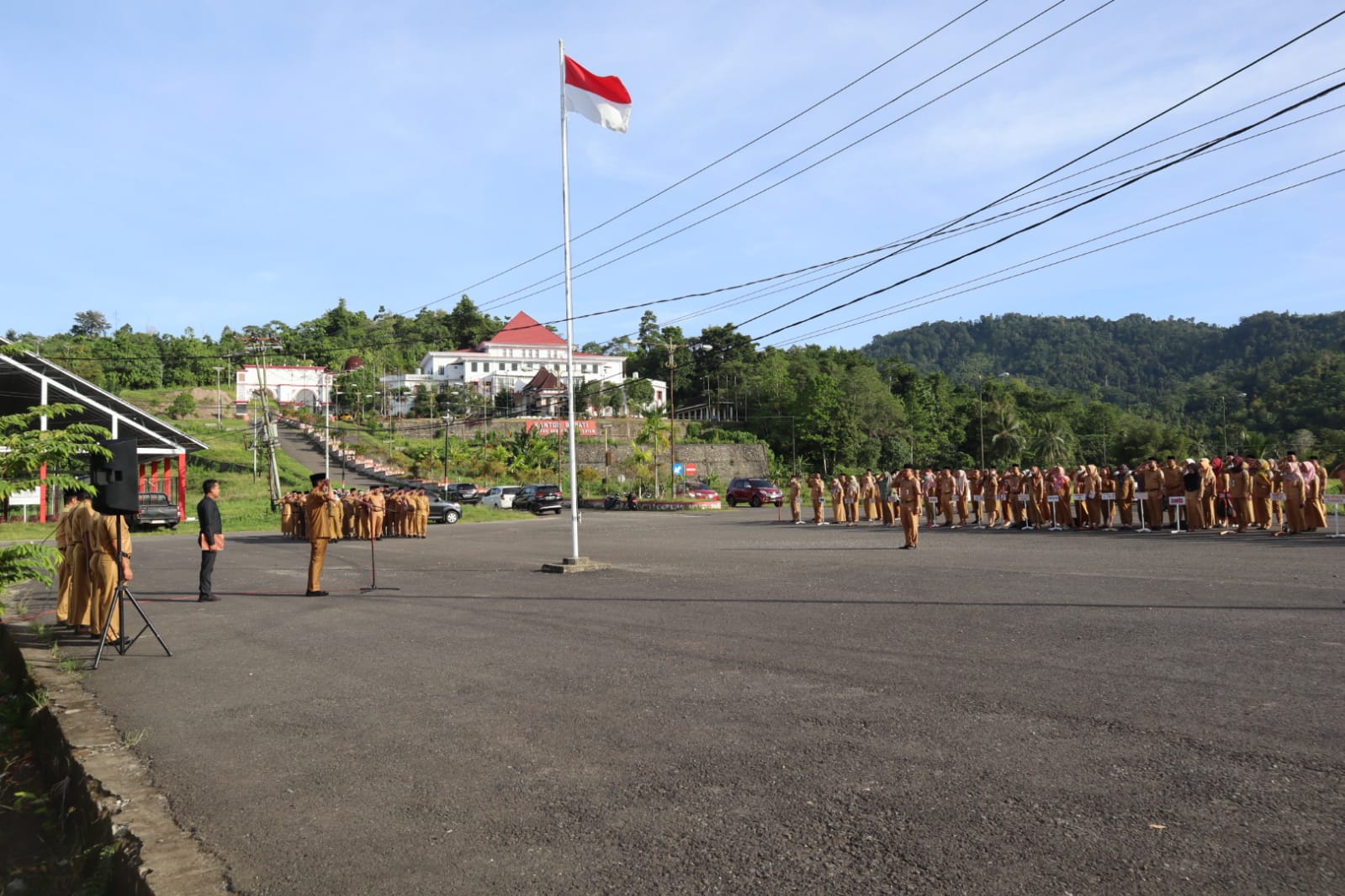 Tampak Bupati Bolsel Iskandar Kamaru saat memimpi apel di kawasan perkantoran Panango, Senin (13/2/2023). Foto; Wawan Dentaw/Bolmong.News