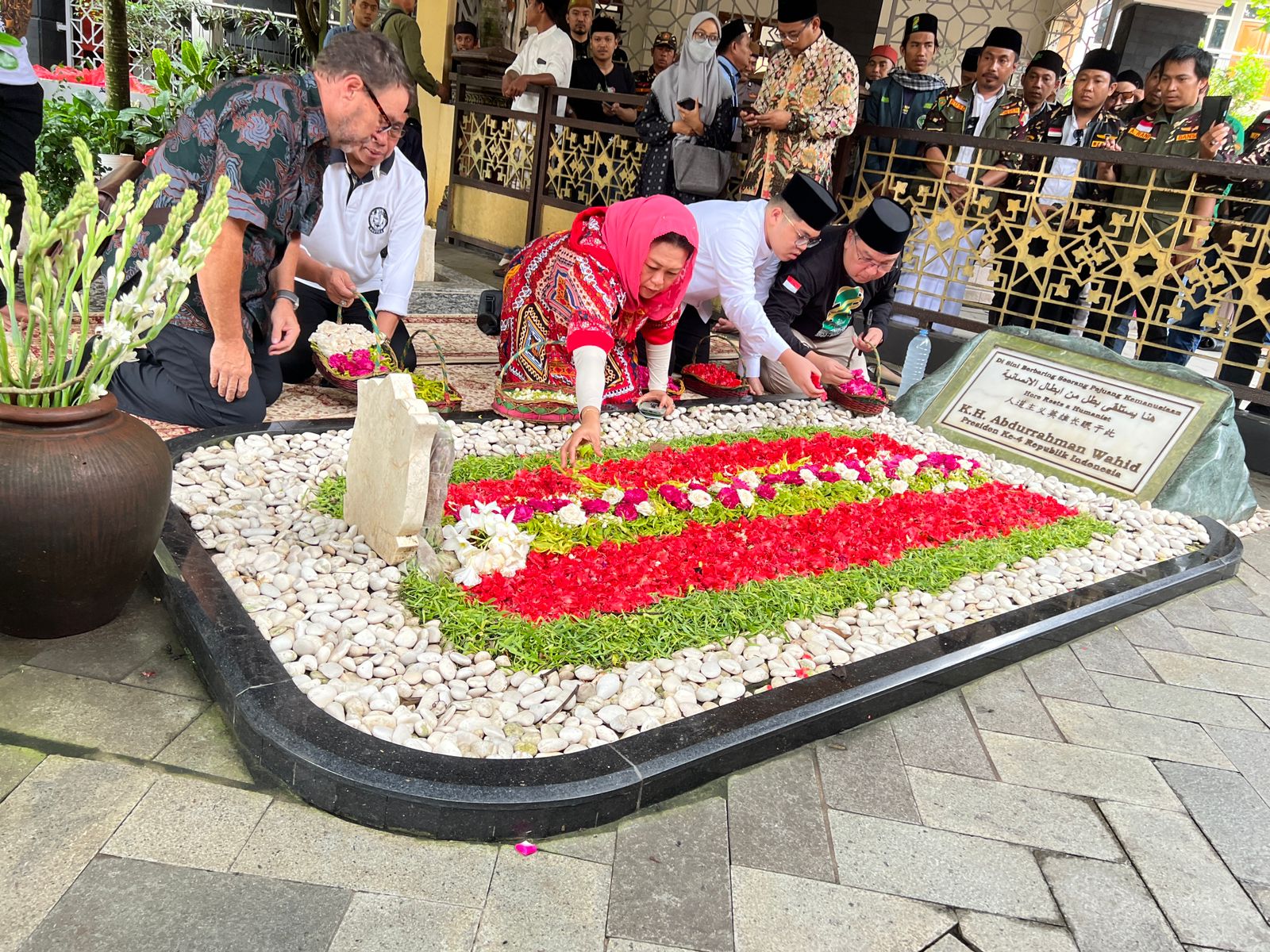 Tampak Ketua PCNU Nasrun Koto bersama Yeni Wahid melakukan tabur bunga di makam Gus Dur di Jombang, Jawa Timur, Rabu (8/2/2023). Foto: Dok/PCNU Kotamobagu.