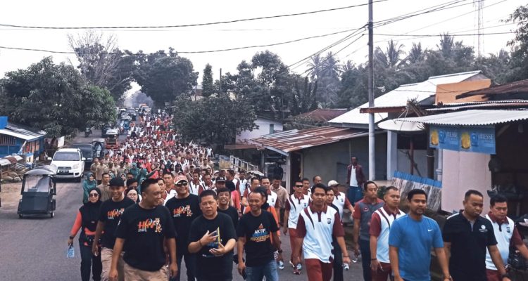 Tampak Wakil Wali Kota Kotamobagu Nayodo Koerniawan, Ketua PWI Kota Kotamobagu Junaidi Amra, Polres Kotamobagu dan Kodim 1303 saat melaksanakan jalan sehat dalam rangka peringatan Hari Pers Nasional ke-77 yang digelar PWI Kotamobagu, Polres Kotamobagu dan Kodim 1303 Bolmong, Kamis (23/2/2023). Foto: Erwin Makalunsenge/Bolmong.News