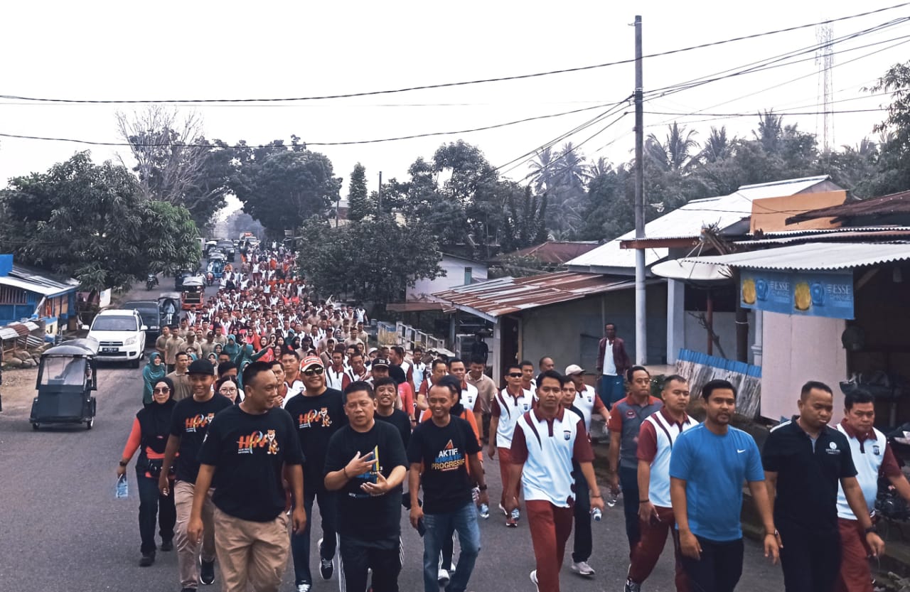 Tampak Wakil Wali Kota Kotamobagu Nayodo Koerniawan, Ketua PWI Kota Kotamobagu Junaidi Amra, Polres Kotamobagu dan Kodim 1303 saat melaksanakan jalan sehat dalam rangka peringatan Hari Pers Nasional ke-77 yang digelar PWI Kotamobagu, Polres Kotamobagu dan Kodim 1303 Bolmong, Kamis (23/2/2023). Foto: Erwin Makalunsenge/Bolmong.News