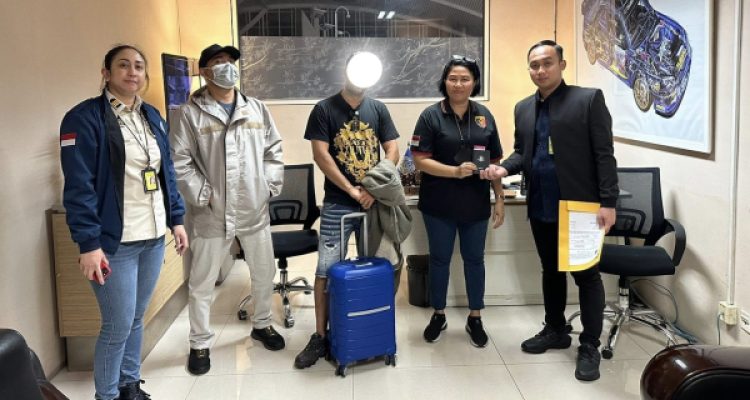 Tampak usai Petugas TPI Bandara I Gusti Ngurah, Bali, saat berhasil mengamankan seorang pria WNA buronan interpol kasus Narkoba. Jumat 10 Februari 2023. (foto.Dirjen Imigrasi RI)