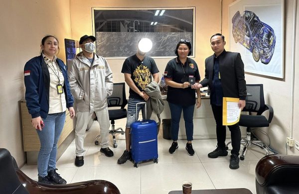 Tampak usai Petugas TPI Bandara I Gusti Ngurah, Bali, saat berhasil mengamankan seorang pria WNA buronan interpol kasus Narkoba. Jumat 10 Februari 2023. (foto.Dirjen Imigrasi RI)