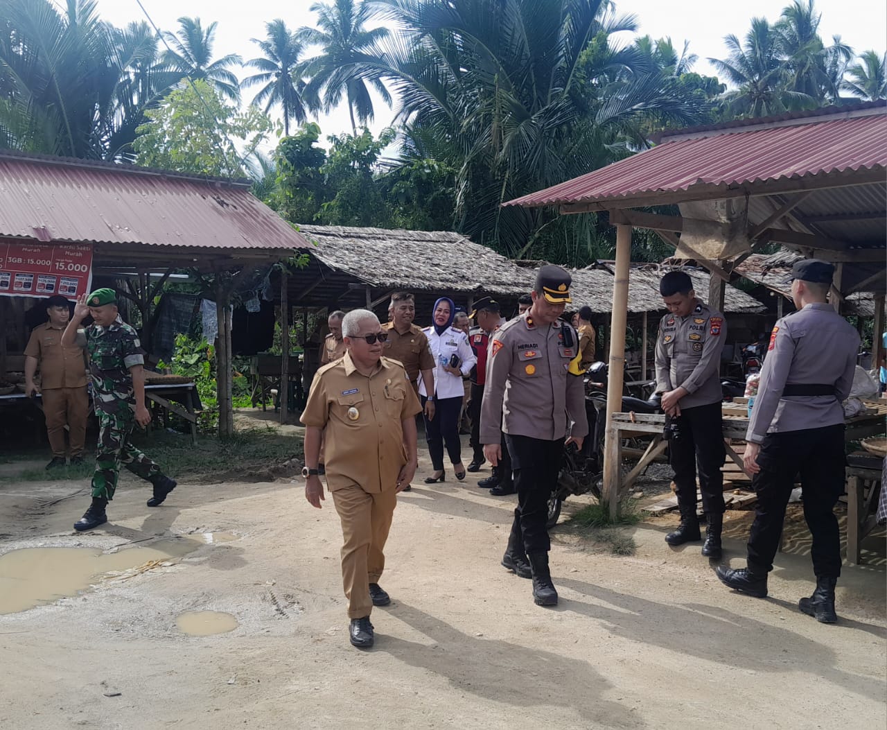 Wakil Bupati Bolmut Amin Lasena didampingi Asisten II, Kabag Ops Kompol Hariadi Ismail bersama jajaran Polres Bolmut. melakukan monitoring harga bahan pokok di Pasar Boroko, Selasa (14/2/2023). Foto: Muchtar L Harundja/Bolmong.News