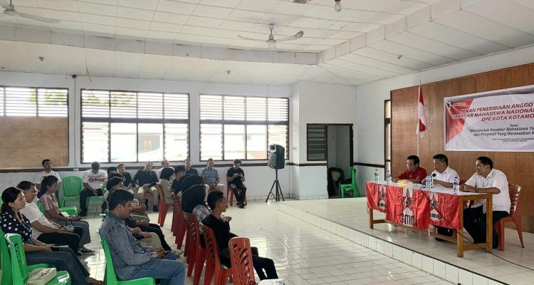 Wakil Wali Kota Kotamobagu saat menghadiri Pekan Penerimaan Anggota Baru, Gerakan Mahasiswa Nasional Indonesia (GMNI) DPC Kotamobagu, di Aula Eks Kantor Bupati Bolaang Mongondow, Rabu (18/1/2023). Foto Miranty Manangin.