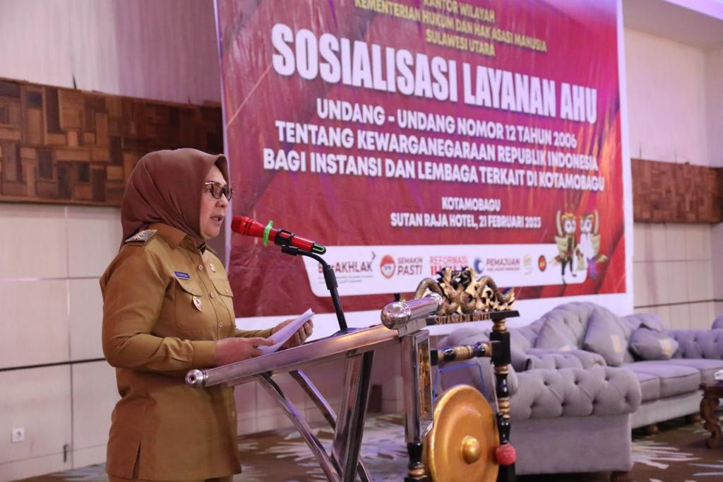 Wali Kota Kotamobagu Tatong Bara memberikan sambutan sosialisasi tentang layanan kewarganegaraan, Selasa (21/2/2023) di Hotel Sutan Raja Kotamobagu. Foto: dok/Diskominfo Kotamobagu.