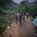 cuaca ekstrem membuat jalur Trans Sulawesi di Kabupaten Bolmong tertutup longsor, sejumlah kendaraan pun diimbau waspada, Rabu 1 Februari 2023. (foto.Wahyudy Paputungan/bolmong.news)