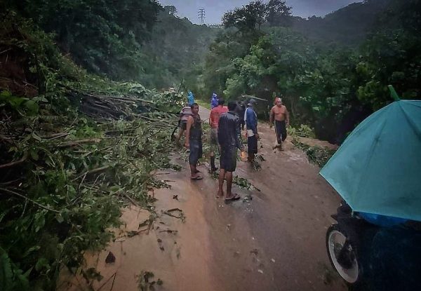 cuaca ekstrem membuat jalur Trans Sulawesi di Kabupaten Bolmong tertutup longsor, sejumlah kendaraan pun diimbau waspada, Rabu 1 Februari 2023. (foto.Wahyudy Paputungan/bolmong.news)