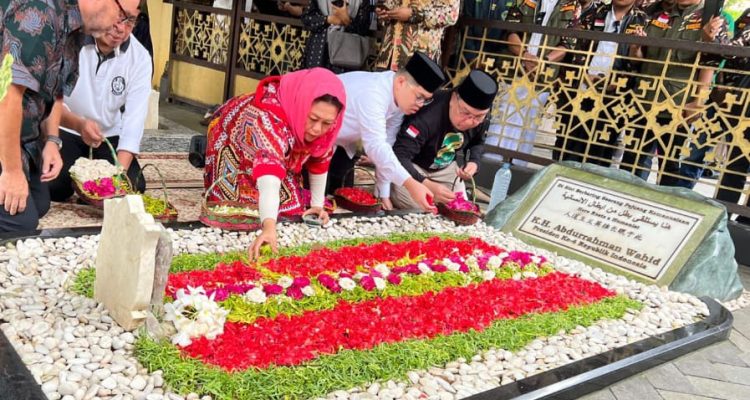 Ketua PCNU Nasrun Koto bersama Yeni Wahid lakukan tabur bunga di makam Gus Dur di Jombang, Jawa Timur, Rabu (8/2/2023). Foto: Dok/PCNU Kotamobagu.