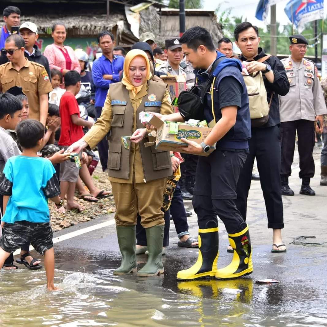 Bupati Musi Rawas Ratna Machmud memberikan snack kepada anak-anak terdampak banjir, Selasa (14/3/2023). Foto: Diskominfo Musi Rawas.