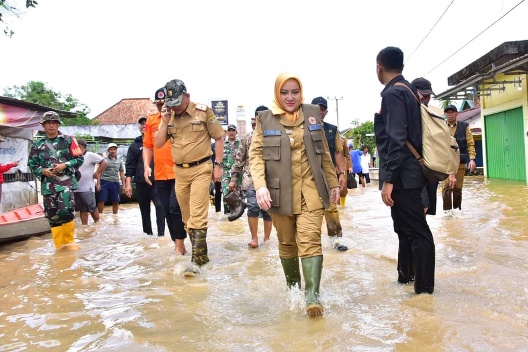 Bupati Musi Rawas Ratna Machmud meninjau langsung lokasi banjir, Selasa (14/3/2023). Foto: Diskominfo Musi Rawas.