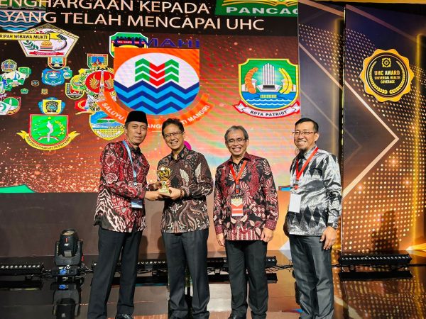 Bupati Bolsel Iskandar Kamaru saat menerima Penghargaan UHC Award 2023, dari Menkes RI Budi Gunawan Sadikin, di Balai Sudirman Jakarta. Selasa, 14 Maret 2023. (foto.dok/Diskominfo Bolsel)