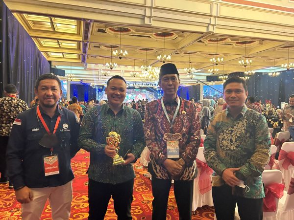 Bupati Bolsel Iskandar Kamaru (kedua dari kanan luar) saat akan menerima Penghargaan UHC Award 2023, dari Menkes RI Budi Gunawan Sadikin, di Balai Sudirman Jakarta. Selasa, 14 Maret 2023. (foto.dok/Diskominfo Bolsel)