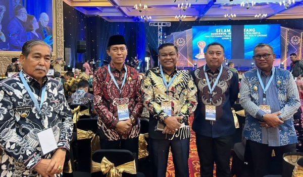 Bupati Bolsel Iskandar Kamaru (kedua dari kiri luar) saat akan menerima Penghargaan UHC Award 2023, dari Menkes RI Budi Gunawan Sadikin, di Balai Sudirman Jakarta. Selasa, 14 Maret 2023. (foto.dok/Diskominfo Bolsel)