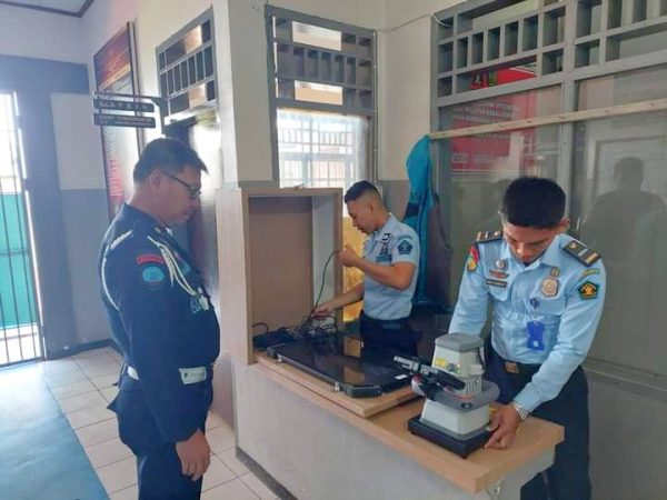 Tampak petugas penjagaan Rutan Kotamobagu saat diajarkan cara penggunaan Alat X-Ray oleh Kasat Pengamanan Rutan Dj Tumangken, Kamis 9 Maret 2023.(foto.Rutan Kotamobagu)