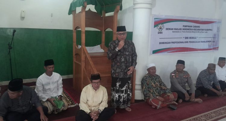 Ketua DMI Kabupaten Bolmong Utara, Drs. H. Amin Lasena saat memberikan sambutan pada pengukuhan pengurus Badan Kemakmuran Masjid (BKM) Masjid Al Munawar Desa Boroko, Kecamatan Kaidipang, Kabupaten Bolmong Utara, Jumat (3/3/2023) .