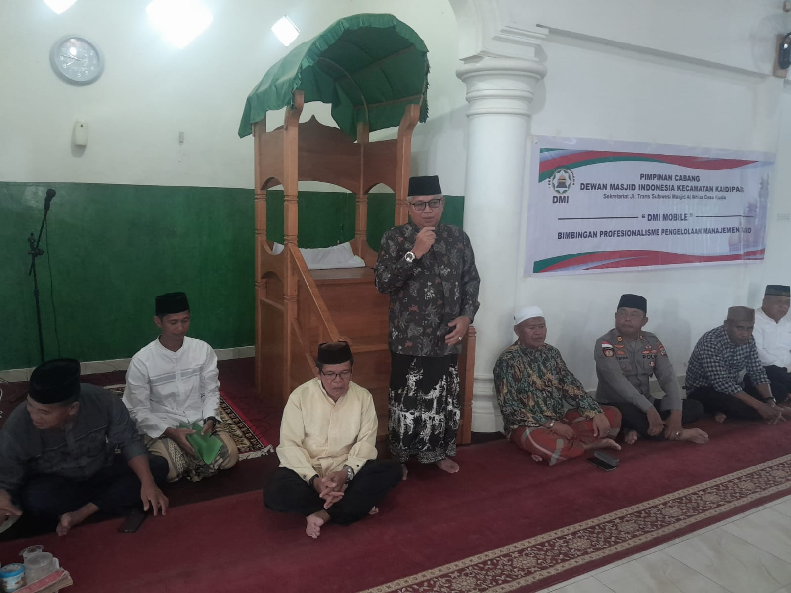 Ketua DMI Kabupaten Bolmong Utara, Drs. H. Amin Lasena saat memberikan sambutan pada pengukuhan pengurus Badan Kemakmuran Masjid (BKM) Masjid Al Munawar Desa Boroko, Kecamatan Kaidipang, Kabupaten Bolmong Utara, Jumat (3/3/2023) .