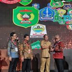 Mewakili Bupati Bolmut, tampak Wakil Bupati Amin Lasena saat menerima Penghargaan UHC 2023, langsung oleh Mendagri Tito Karnavian, di Balai Sudirman, Jakarta Selatan, Selasa 14 Maret 2023. (foto.Muchtar L Harundja/bolmong.news)