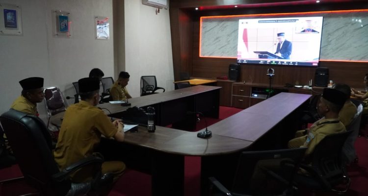 Bupati Bolsel Iskandar Kamaru saat mengikuti rakor berssama KPK yang dilaksanakan secara virtual, Selasa (21/3/2023). Foto: Wawan Dentaw/bolmong.news.
