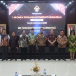 Bupati Bolsel Iskandar Kamaru menyerahkan LKPD Unaudited 2022 kepada BPK-RI, Jumat (3/3/2023). Foto: dok/ Diskominfo Bolsel.