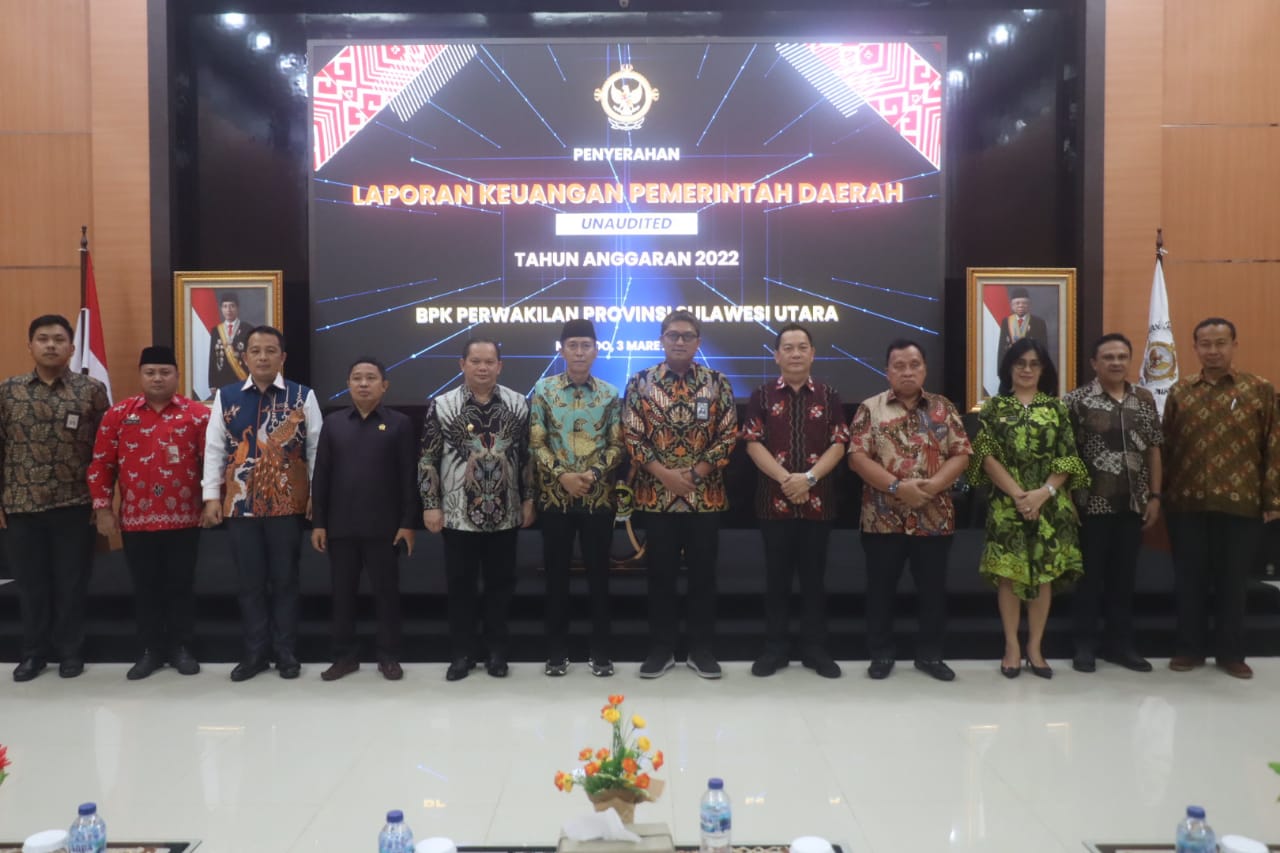 Bupati Bolsel Iskandar Kamaru menyerahkan LKPD Unaudited 2022 kepada BPK-RI, Jumat (3/3/2023). Foto: dok/ Diskominfo Bolsel.
