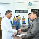 Bupati Boltim Sam Sachrul Mamonto menyerahkan SK Plt Kepala Disperindagkop-UKM kepada Asral Mamonto, Selasa (28/2/2023) bertempat di Aula lantai 3 Kantor Bupati Boltim. Foto: Gazali Potabuga.