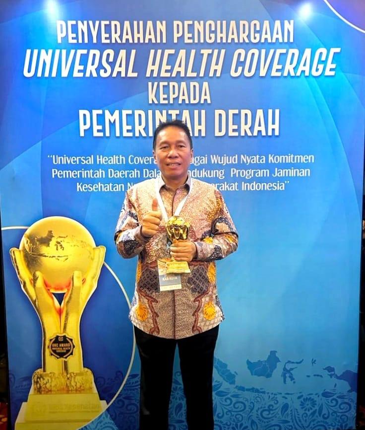 Bupati Minsel Frangky Donny Wongkar saat menerima penghargan UHC Award 2023. Foto: dok/Diskominfo Minsel.