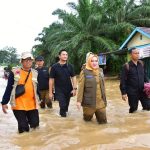 Bupati Musi Rawas Ratna Machmud meninjau langsung lokasi banjir, Selasa (14/3/2023). Foto: Diskominfo Musi Rawas.
