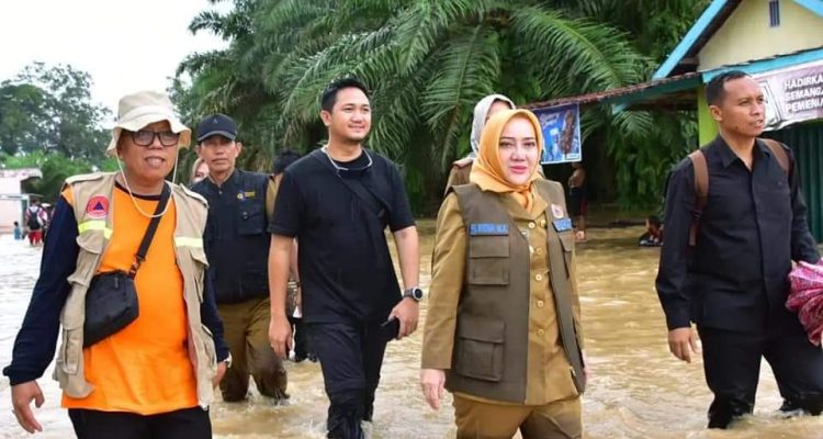 Bupati Musi Rawas Ratna Machmud meninjau langsung lokasi banjir, Selasa (14/3/2023). Foto: Diskominfo Musi Rawas.