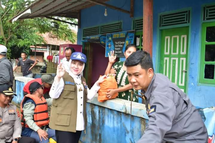 Bupati Musi Rawas Ratna Machmud memberikan bantuan kepada warga terdampak banjir di Desa Semangus, Rabu (15/3/2023).