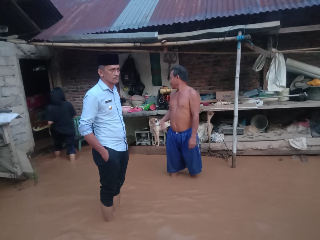 Camat Motongkad Kader Bachmid saat meninjau lokasi banjir di Desa Molobog Timur, Jumat (17/3/2023). Foto: Gazali Potabuga/bolmong.news