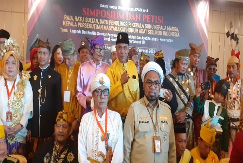 Tampak Chairun Mokoginta saat menghadiri Simposium dan penandatanganan petisi para Raja Nusantara yang digelar di Hotel Paragon, Jakarta (23/2/2023). Foto: dok/LKPASI.